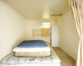 Okinawa Sora House - Hostel - Naha - Bedroom
