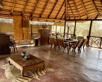 Nyala Luxury Safari Tents - Marloth Park - Essbereich