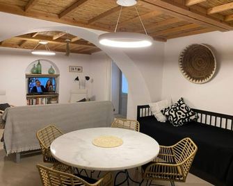 Traditional Cycladic house in the heart of Parikia with garden. - Parikia - Dining room