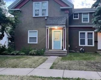 Anoka 2 bedroom apt. in Historical Victorian House - Anoka - Building