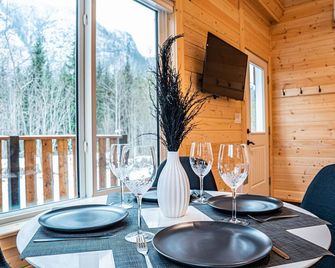 Grey Lodge - Alpha Mountain Lodging + Sauna - Revelstoke - Dining room