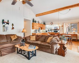 Lakefront haven with three living areas and WiFi - Manitowish Waters - Living room