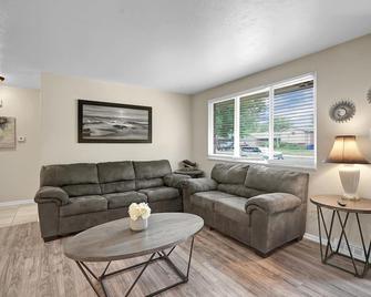 Large 2 bedroom home with HUGE Yard Easy Access - Wheat Ridge - Sala de estar