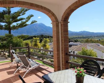 Alojamientos Huetor - Viñuela - Balcón