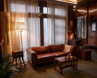 들락 광안 — 광안해변 7분거리 · 침대4개 · 최대 8인 · 가정집 감성숙소 - Busan - Lounge