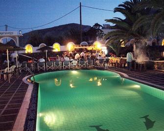 Kafouros Hotel - Kamari - Svømmebasseng