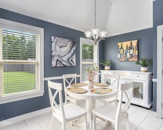 The Island House 3 bedroom 2 bathroom oasis with all of the comforts of home. - Bossier City - Dining room