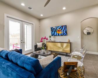 Stay at Jake's Kalahari! Brand new house! - Round Rock - Sala de estar