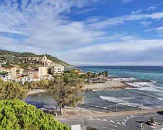 Casa Laura Elena - San Bartolomeo al Mare - Strand
