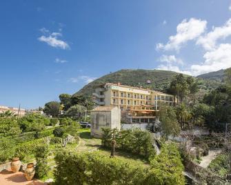 Bouganville B&B - צ'פאלו - בניין