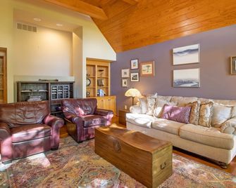 Game Room, Sauna, Bonus Apartment Near Wintergreen Resort! - Nellysford - Living room