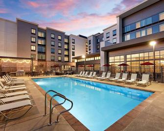 Homewood Suites by Hilton Long Beach Airport - Long Beach - Piscina