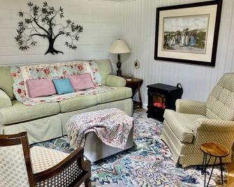 Surprisingly Sunny & Spacious one bedroom vintage basement apt. w/3beds - Pella - Living room