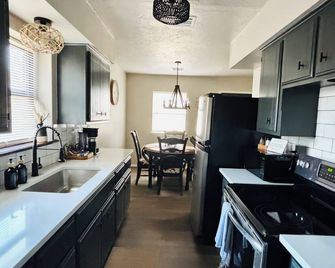 Santa Fe Depot- 3-bedroom house near downtown Cushing - Cushing - Kitchen