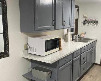 Cozy Cabin with a Creek\n (creek dry between November and April) - Libby - Kitchen