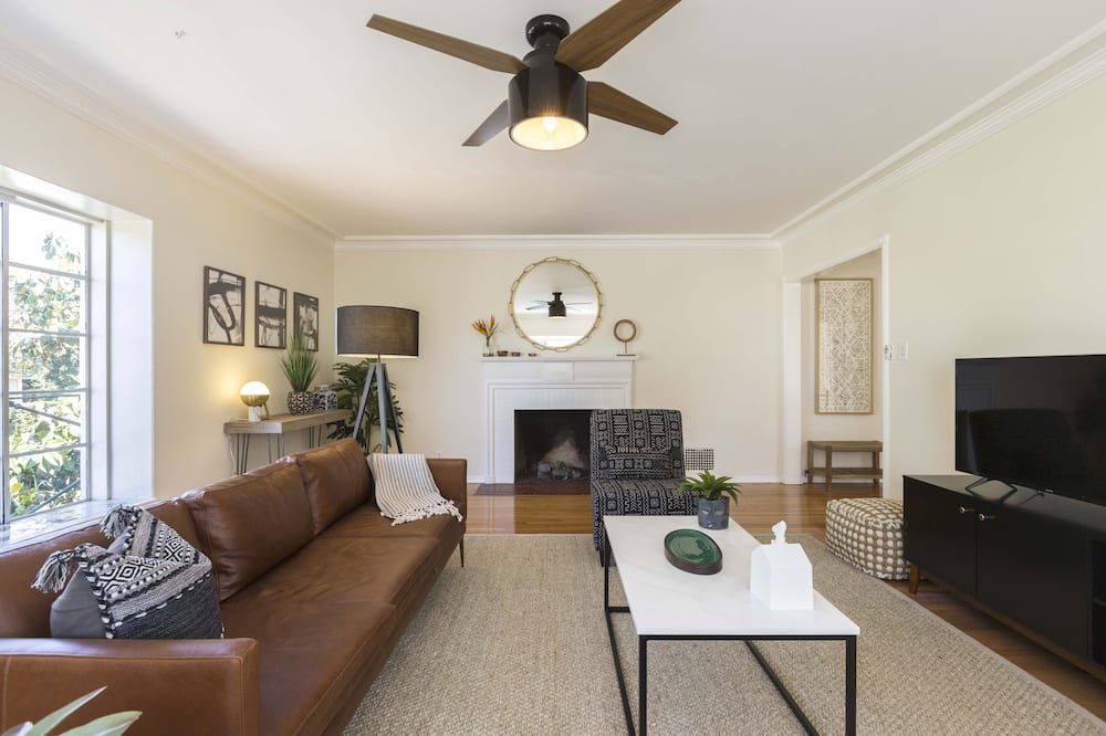 New Hollywood Home With Griffith Observatory Views and parking - לוס אנג'לס - סלון