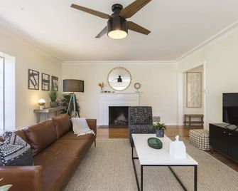 New Hollywood Home With Griffith Observatory Views and parking - לוס אנג'לס - סלון