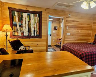 Cozy Cabin By The Pond, Sleeps 2 - Belfast