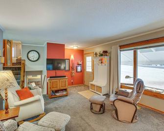 Cozy Michigan Retreat Near Sleeping Bear Dunes! - Interlochen - 客廳
