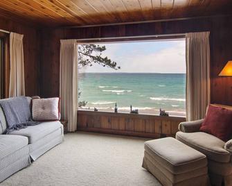 On the Beach right in the heart of Leland! - Leland - Sala de estar