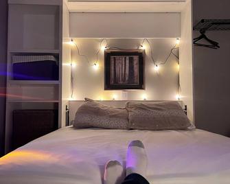 Amazingly Cozy Comfort Downtwn, Amphitheater, 2 min ferry & train station - Bridgeport - Bedroom