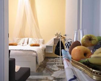 B&b In Central Taranto With Private Bathroom And Cromoterapy - Tarento - Habitación