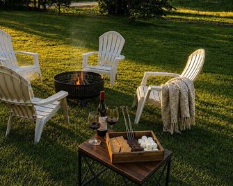 Cozy Tiny Home with Country Sunsets and a Firepit - Martin - Patio