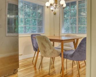 Twin Cedars Getaway - Meredith Lodging - Welches - Comedor