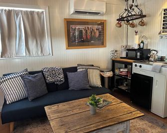 Charming cabin on 5 acre property-convenient location! - Dripping Springs