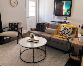 Quaint, Beautiful Home next to SEMO and Hospital - Cape Girardeau - Living room
