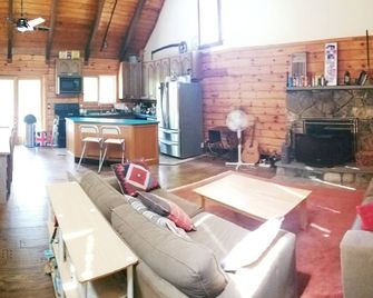 Log Cabin on Quiet 20 Acres - Putnam Valley - Soggiorno