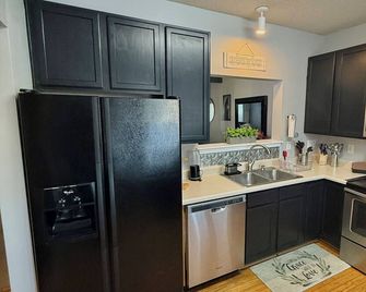 3-Bedroom Relaxing Townhome Near Hp Furniture Market & High Point University - Archdale - Küche