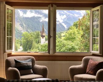Ridiculously amazing views, cool apartment too! - Lauterbrunnen - Obývací pokoj
