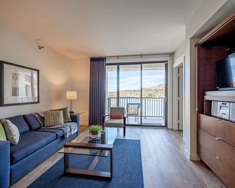 High Floor Suite With Perfect Lake View! - Henderson - Living room
