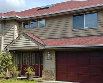 Large Comfy room w Private bath in gre - Richmond - Building