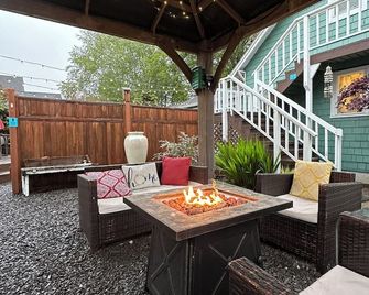 The HollyHock Cottage - a coastal themed beach getaway - Seaview - Patio