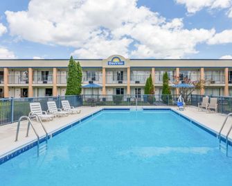 Days Inn by Wyndham Christiansburg - Christiansburg - Piscina