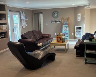 Family farm stay in a walkout basement - Strasburg