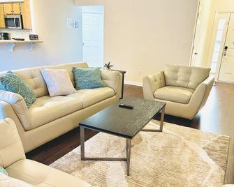 3 Bedroom • Pet welcome • Next to Savannah and SAV airport! - Pooler - Living room