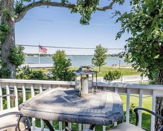 Charming Lake House, Lake View, Private Pier, Bugaboo Bar and Water Sports! - Cedar Lake - Balcony