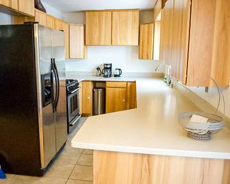 Entire Townhome! near airport, restaurants, and trails! Small back yard! - Anchorage - Dapur