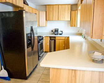 Entire Townhome! near airport, restaurants, and trails! Small back yard! - Anchorage - Kitchen