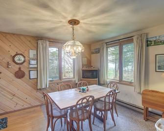 Serene Lakefront Baileys Harbor Home with Deck! - Baileys Harbor - Dining room