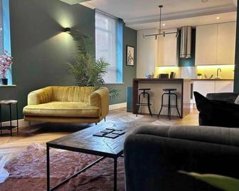 Urban Townhouse | 2BR | Cozy Luxury in the City - Manchester - Stue