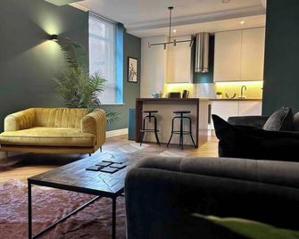 Urban Townhouse | 2BR | Cozy Luxury in the City - Manchester - Living room