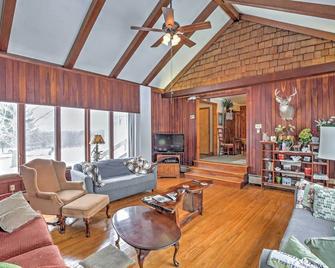 Pulaski Home on 50 Acres: 5 Mi to Lake Ontario! - Pulaski - Obývací pokoj
