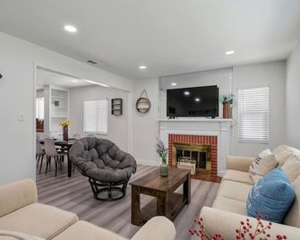 EV Charger! · Secluded · Spacious · Beautiful Home in the of SGV - Alhambra - Huiskamer