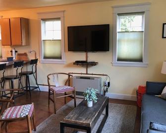 Cute Downtown Apartment, Walk to University, Shops & More! - Missoula - Sala de estar