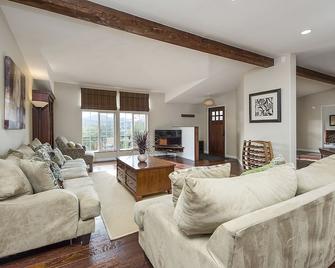 Spacious Modern Home - Pool, Views And Acres - Cloverdale - Living room