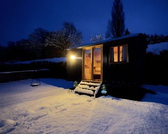 Shepherds Hut at Cedar Gables - Lamberhurst
